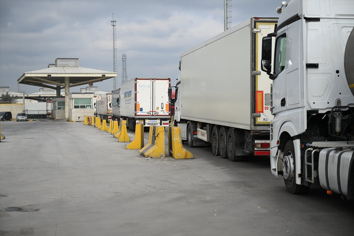 Türkiye'den Avrupa'ya ihraç edilen ürünleri taşıyan tır şoförleri, Kapıkule Gümrük Kapısı'nın...