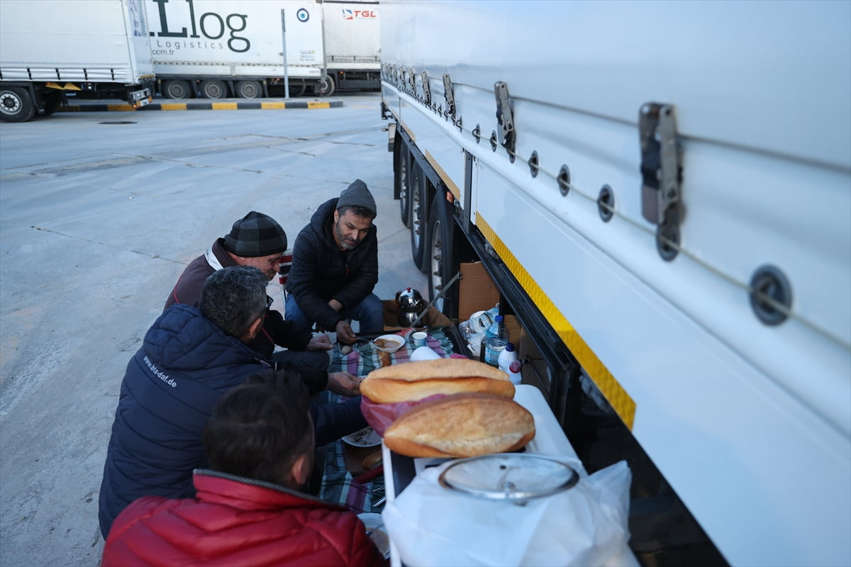 Türkiye'den Avrupa’ya ihraç edilen ürünleri taşıyan tır şoförleri, oruçlarını ailelerinden uzakta...