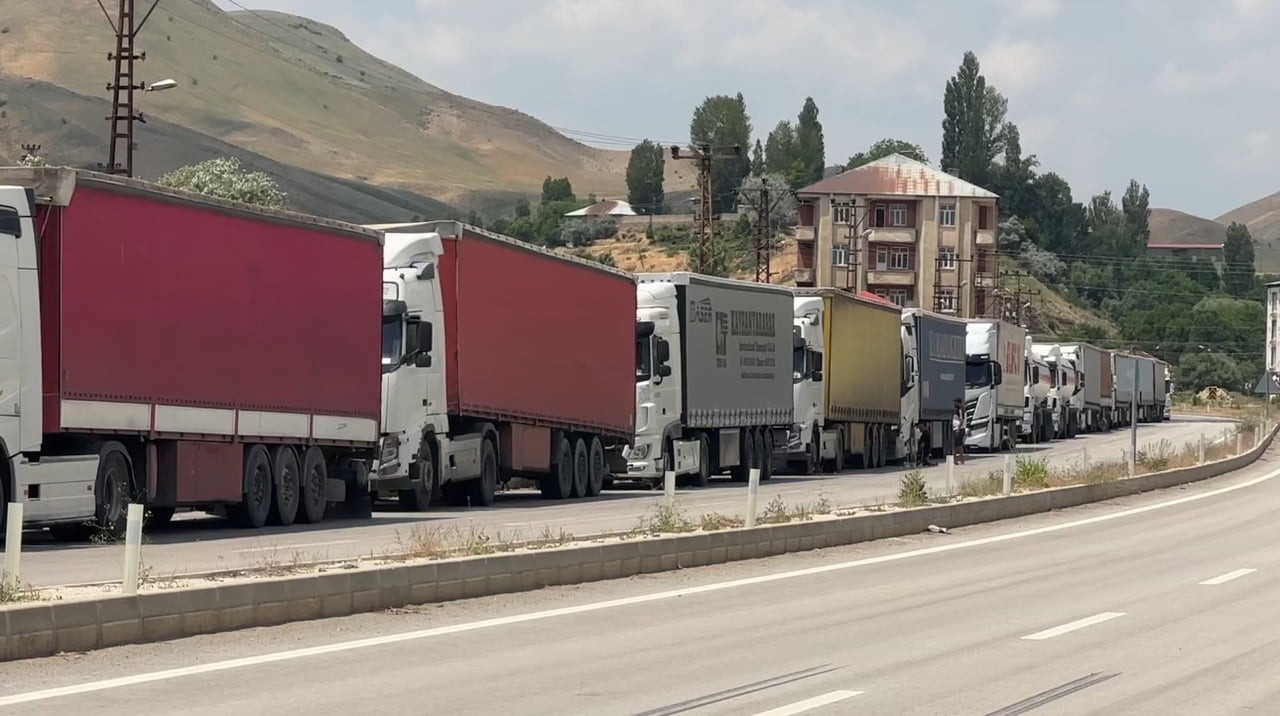 TÜRKİYE'DEN İRAN'A AÇILAN ESENDERE GÜMRÜK KAPISI'NDA, İRAN GÜMRÜĞÜNDE YAŞANAN SİSTEMSEL ARIZA...