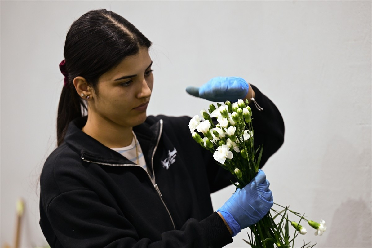 Türkiye'den yılbaşı için 35 ülkeye 12 milyon dolarlık kesme çiçek ihracatı yapıldı. Çiçek...