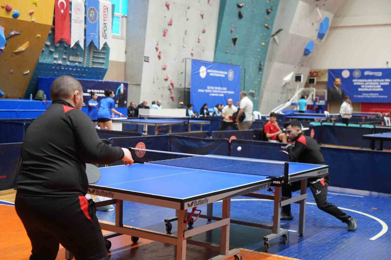 TÜRKİYE'NİN 18 İLİNDEN 62 SPORCUNUN KATILDIĞI İŞİTME ENGELLİLER MASA TENİSİ TÜRKİYE ŞAMPİYONASI...