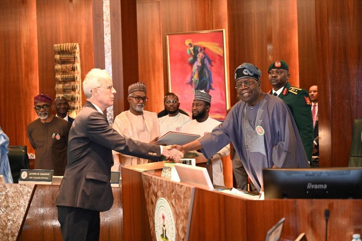 Türkiye'nin Abuja Büyükelçisi Mehmet Poroy, Nijerya Devlet Başkanı Bola Ahmed Tinubu'ya güven...