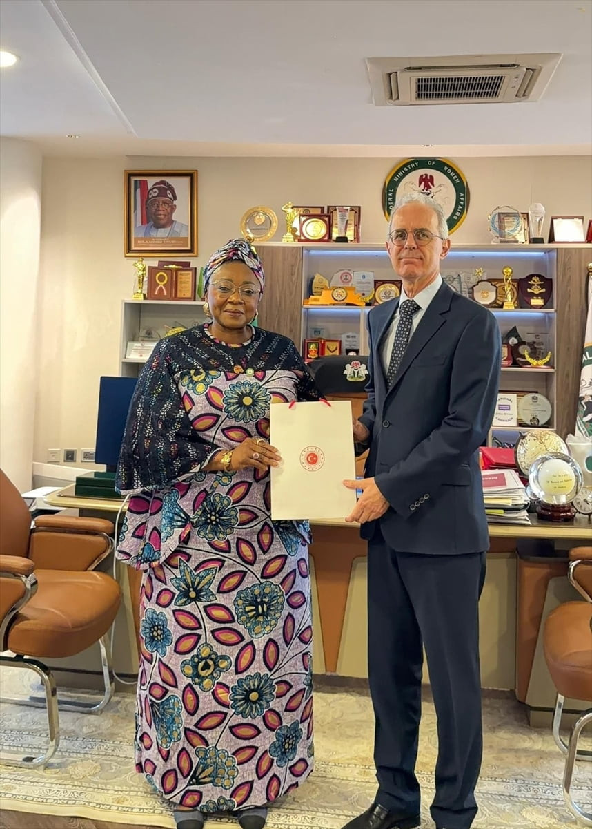 Türkiye'nin Abuja Büyükelçisi Mehmet Poroy (sağda), Nijerya Kadın İşleri ve Sosyal Kalkınma Bakanı...