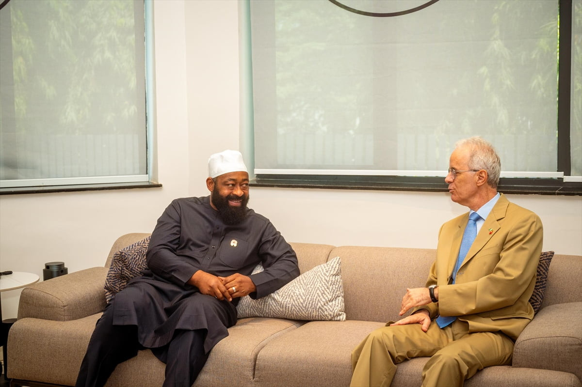 Türkiye'nin Abuja Büyükelçisi Mehmet Poroy (sağda), Nijerya'nın Nijer eyaletinin Valisi Mohammed...