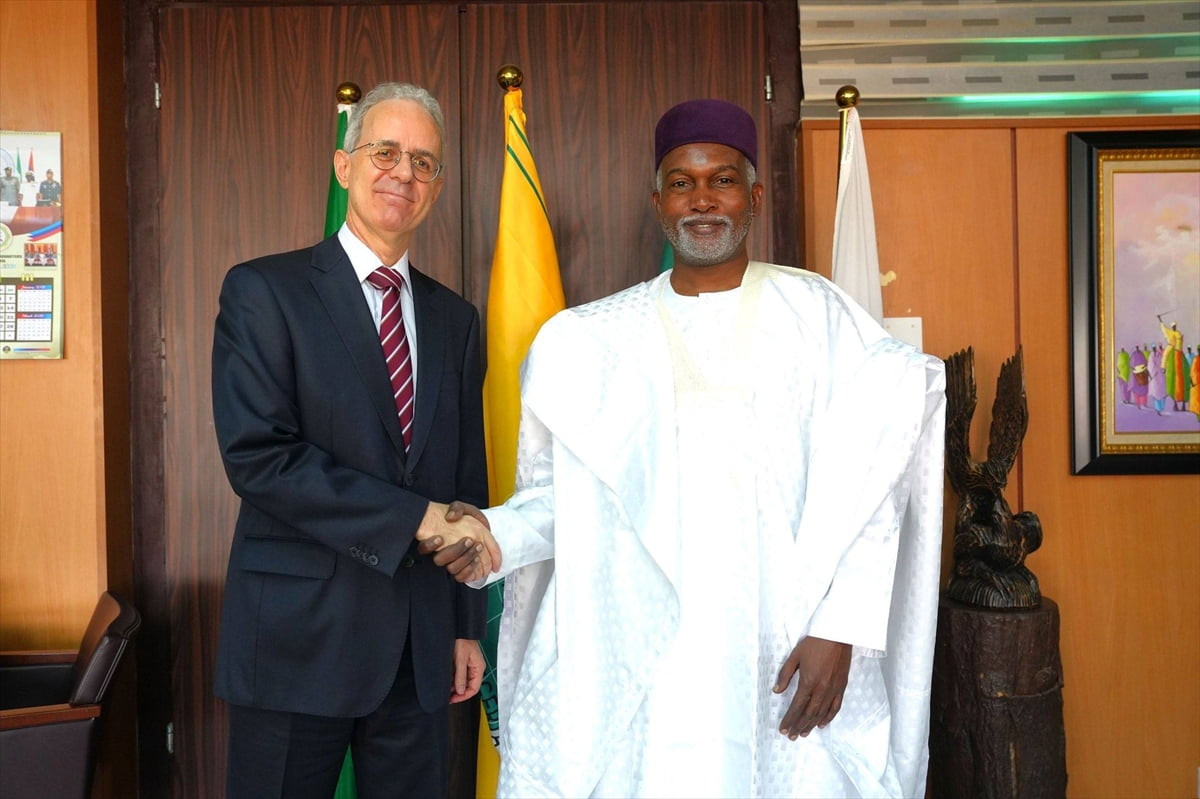Türkiye'nin Abuja Büyükelçisi Mehmet Poroy (solda), Nijerya Dışişleri Bakanı Yusuf Maitama Tuggar...
