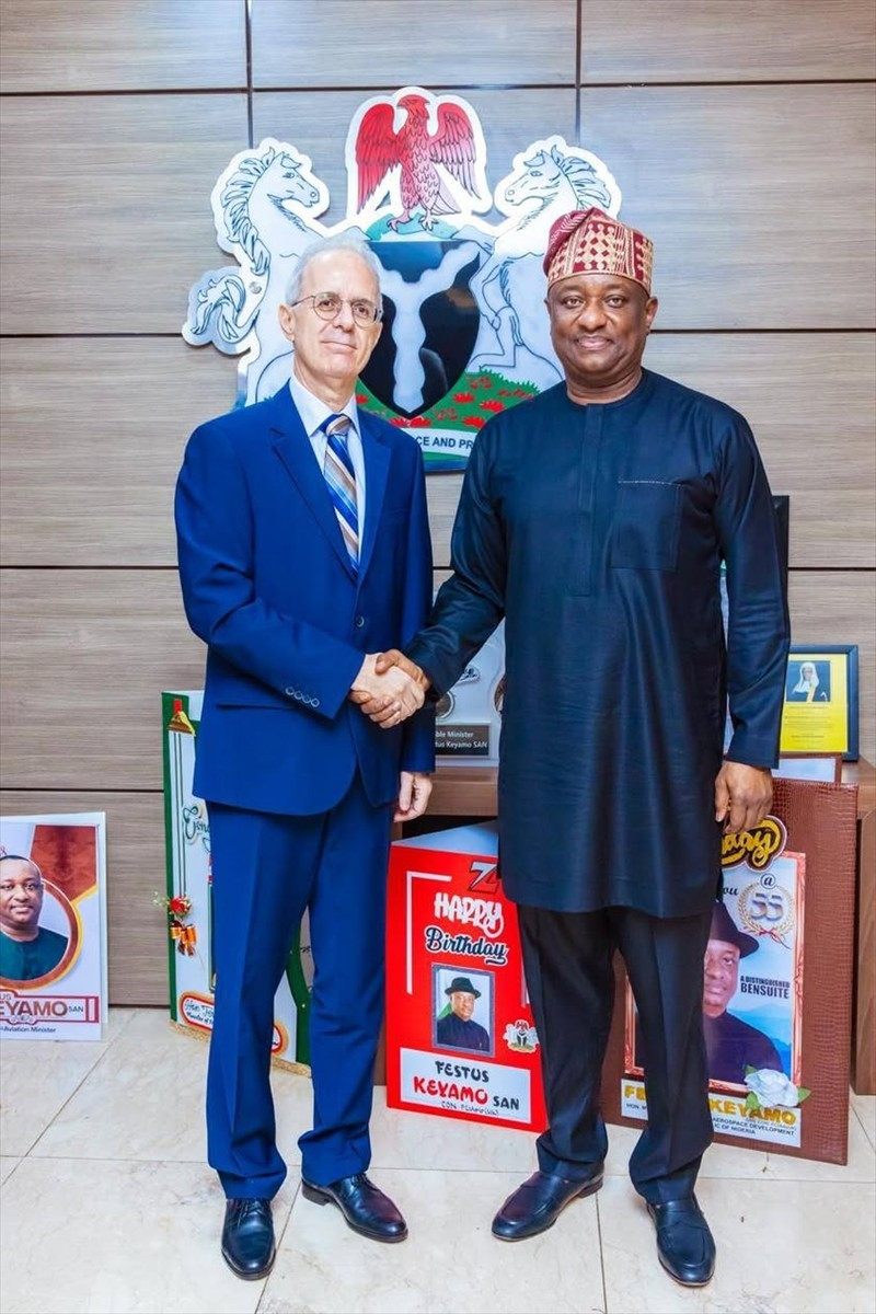 Türkiye'nin Abuja Büyükelçisi Mehmet Poroy (solda), Nijerya Havacılık ve Uzay Geliştirme Bakanı...