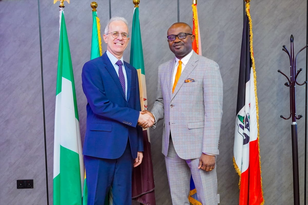 Türkiye'nin Abuja Büyükelçisi Mehmet Poroy (solda), Nijerya İçişleri Bakanı Olubunmi Tunji-Ojo...