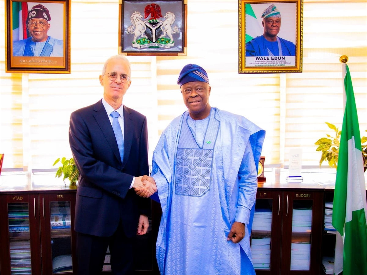  Türkiye'nin Abuja Büyükelçisi Mehmet Poroy (solda), Nijerya Maliye ve Ekonomi Koordinasyon Bakanı...