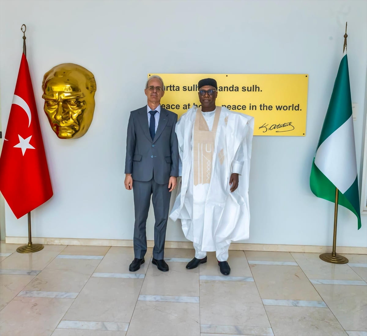 Türkiye'nin Abuja Büyükelçisi Mehmet Poroy (solda), Nijerya Senatosu Dışişleri Komitesi Başkanı...