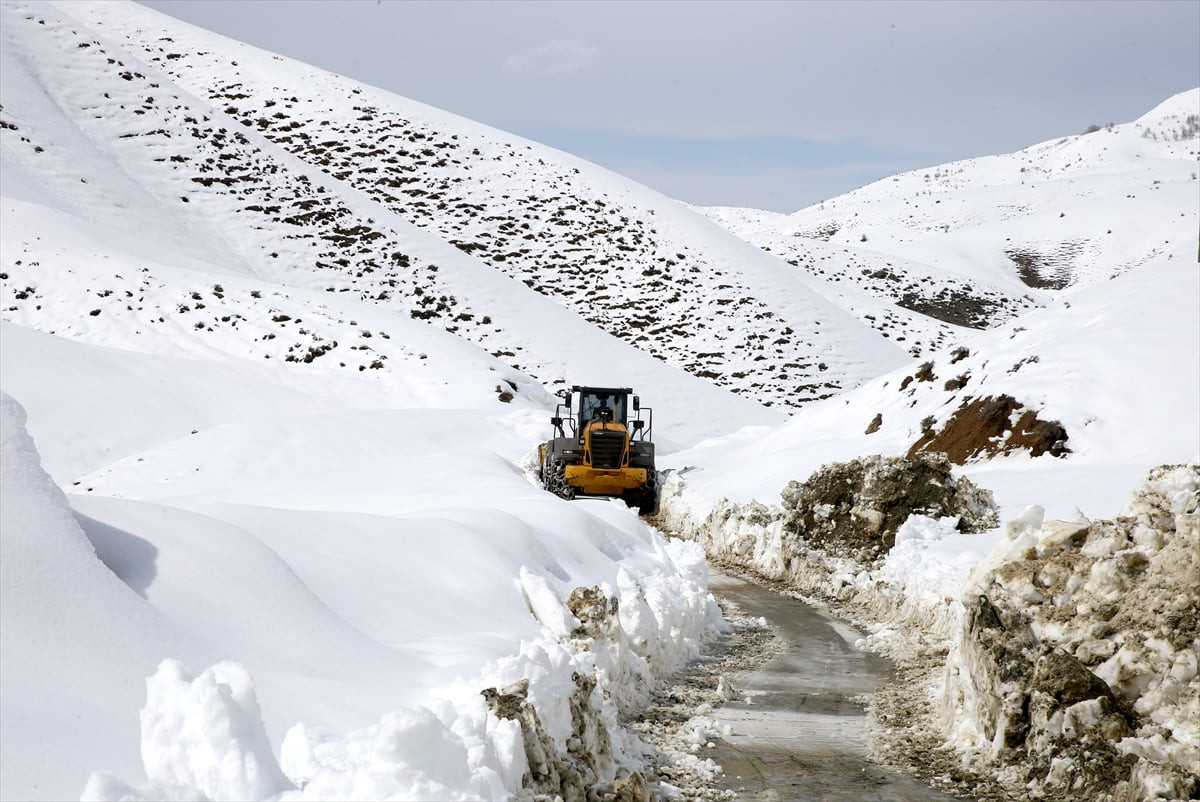 Türkiye'nin birçok bölgesinde ilkbahar mevsimi yaşanırken, Bitlis'te İl Özel İdaresi ekipleri, kar...