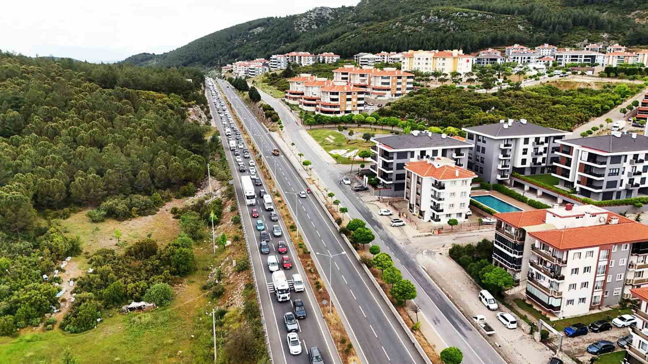 TÜRKİYE'NİN BİRÇOK İLİNDEN ARAÇLARIYLA MUĞLA'YA GELEN VATANDAŞLAR, KENT GİRİŞLERİNDE YOĞUNLUK...