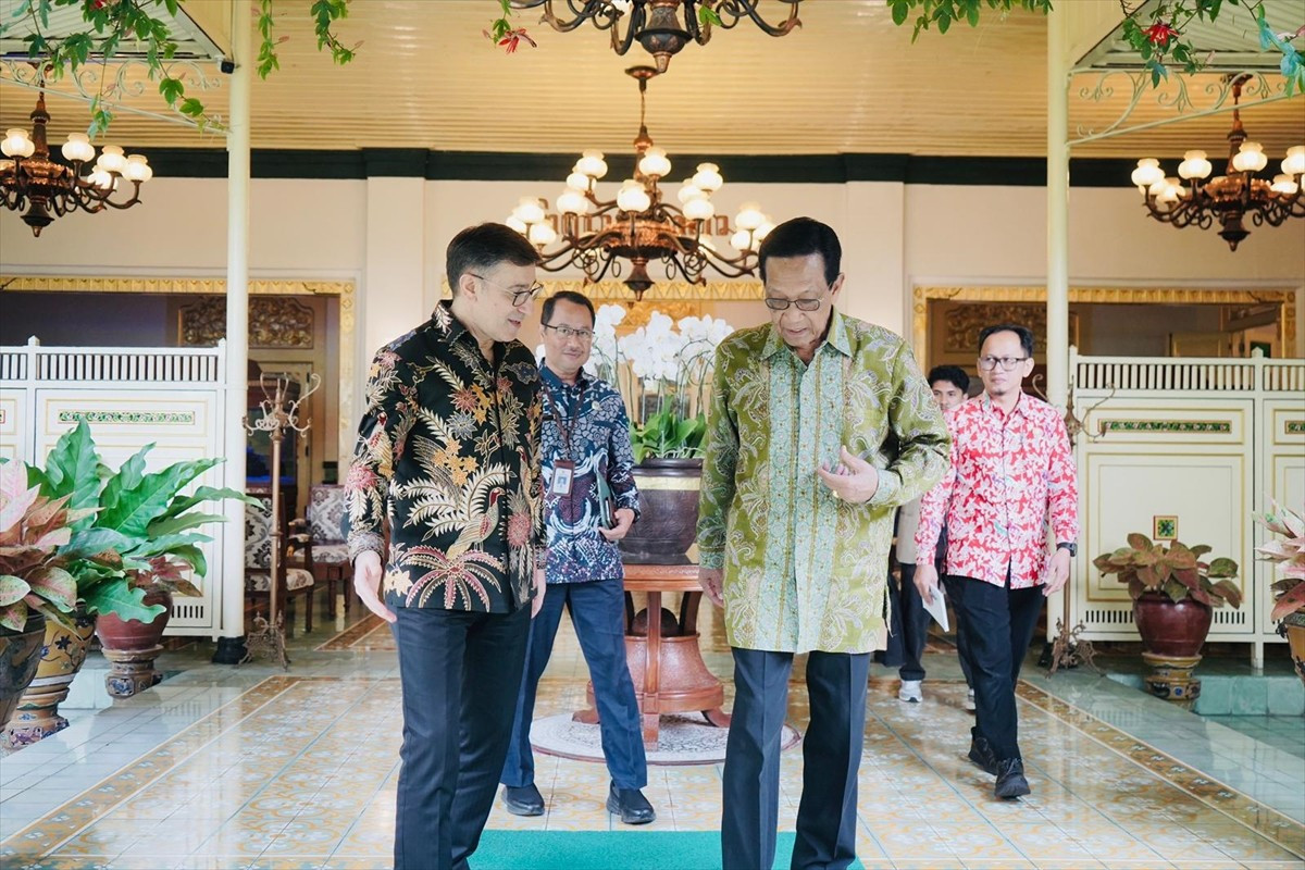 Türkiye'nin Cakarta Büyükelçisi Talip Küçükcan (solda), Endonezya'da Yogyakarta Özel Bölge Valisi...