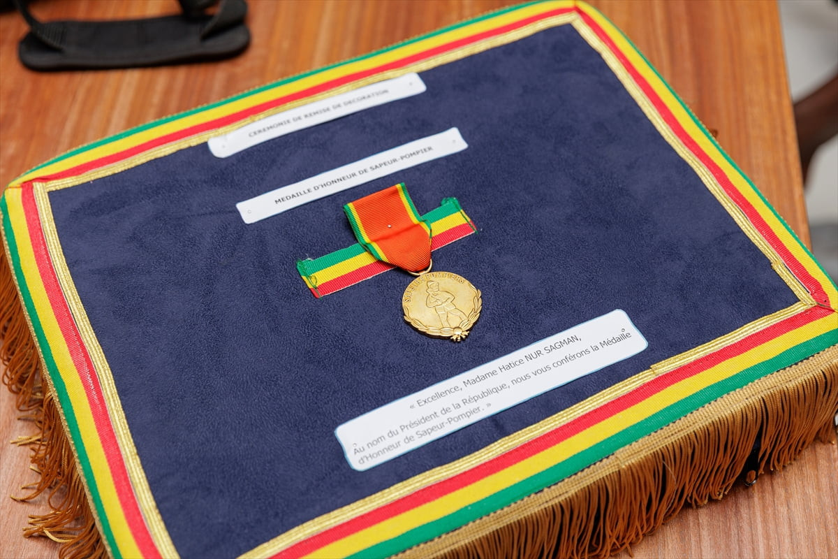 Türkiye'nin Dakar Büyükelçisi Nur Sağman'a, sivil savunma alanındaki katkılarından dolayı Şeref...