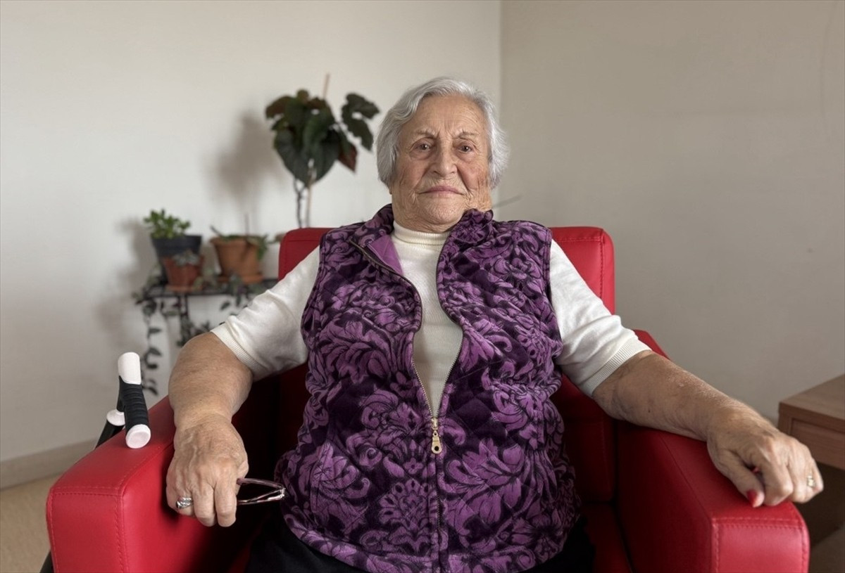 Türkiye'nin dört bir yanında binlerce öğrenci yetiştiren emekli matematik öğretmeni 97 yaşındaki...