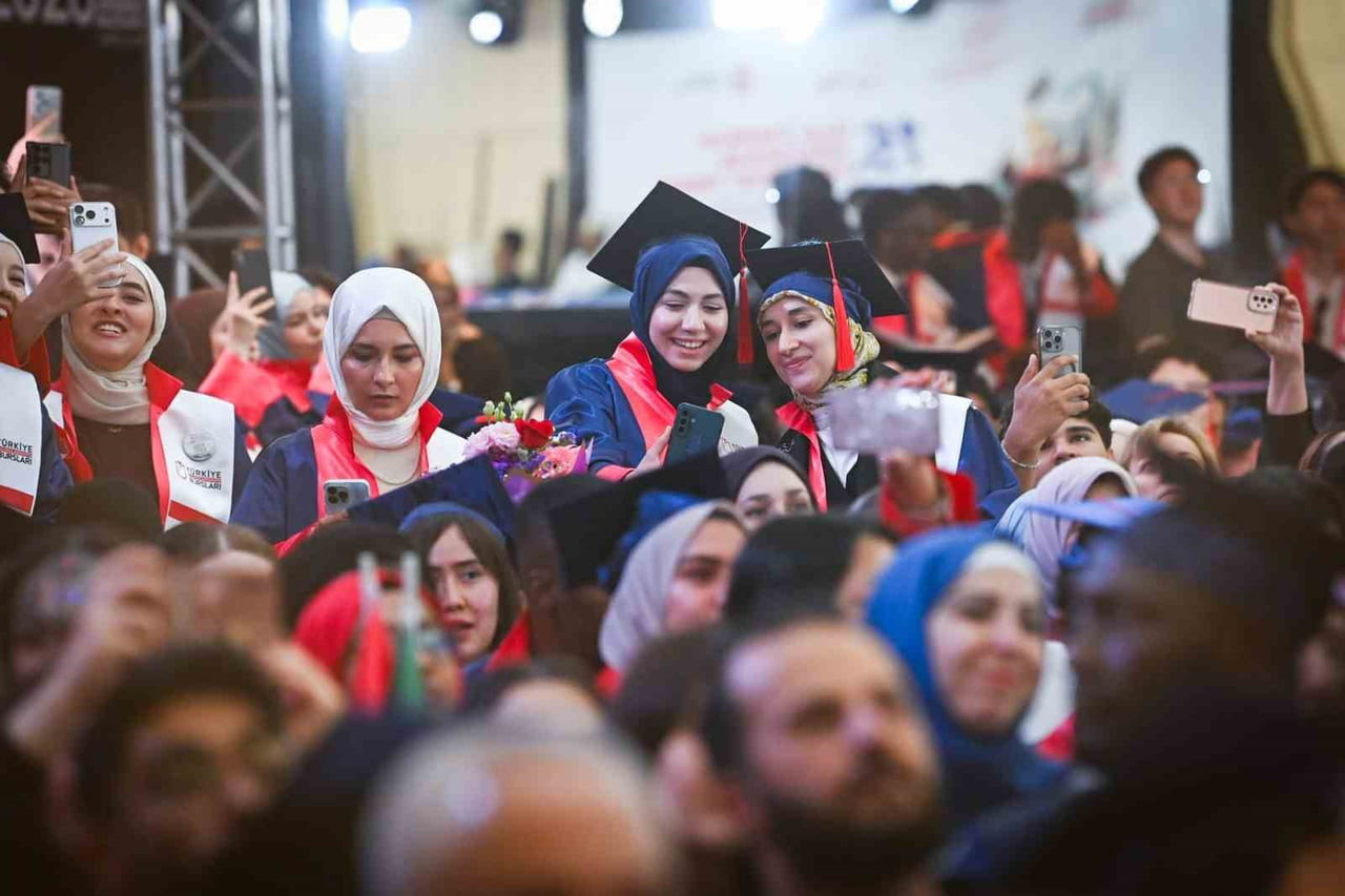TÜRKİYE'NİN DÖRT BİR YANINDAKİ ÜNİVERSİTELERDE EĞİTİMLERİNİ TAMAMLAYAN ULUSLARARASI ÖĞRENCİLER...