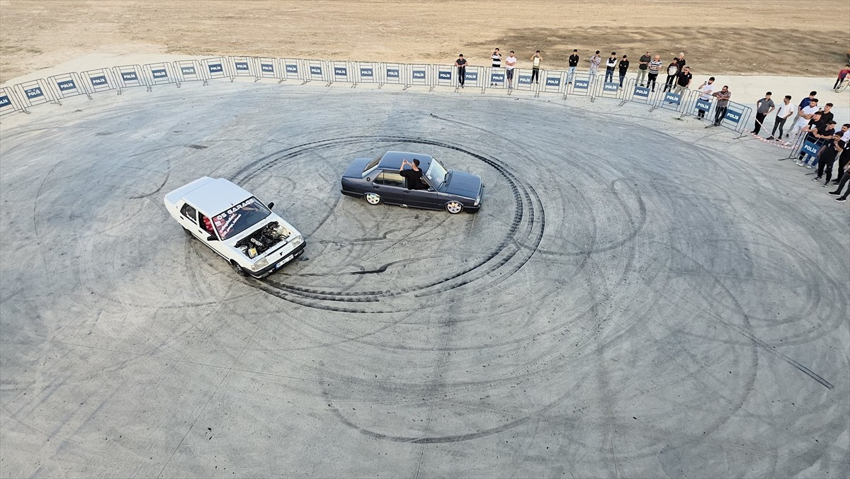 Türkiye'nin dört bir yanından gelen modifiye araç tutkunları, Amasya'nın Gümüşhacıköy ilçesinde...