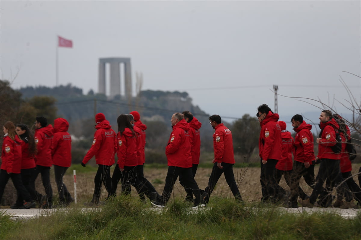 Türkiye'nin dört bir yanından Gelibolu Yarımadası'na gelen AKUT Arama Kurtarma Derneği ekipleri...