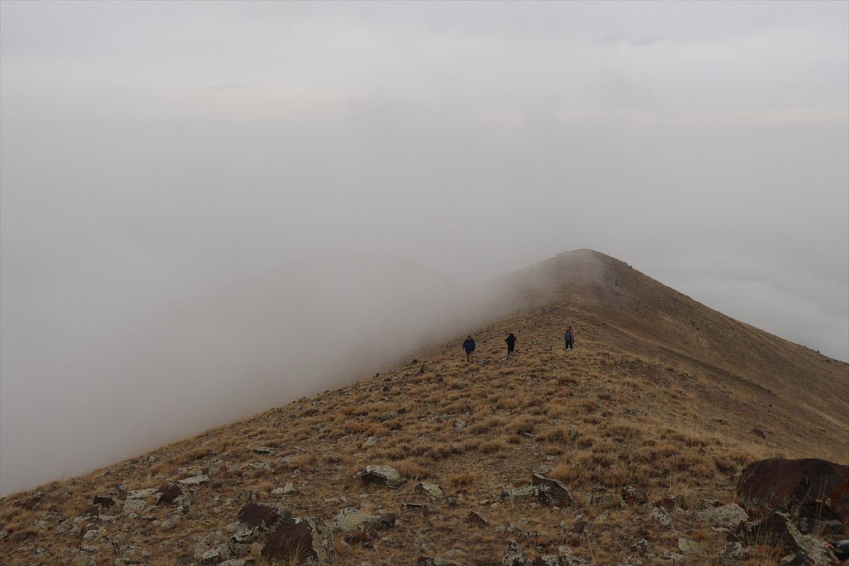 Türkiye'nin en doğusunda yer alan Aras Dağları, sisler altındaki haliyle güzel görüntüler...