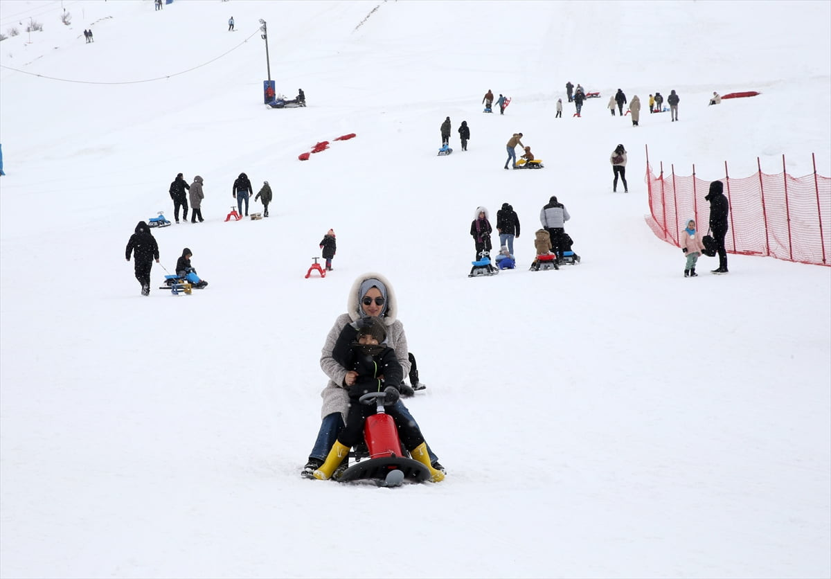 Türkiye'nin en fazla kar alan illerinden Bitlis'teki El-Aman Hanı Kayak Merkezi'nde yarıyıl tatili...