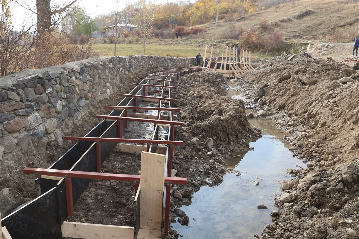 Türkiye'nin en kurak toprakları arasında yer alan Iğdır'da tarım arazileri ve hayvan çiftlikleri...