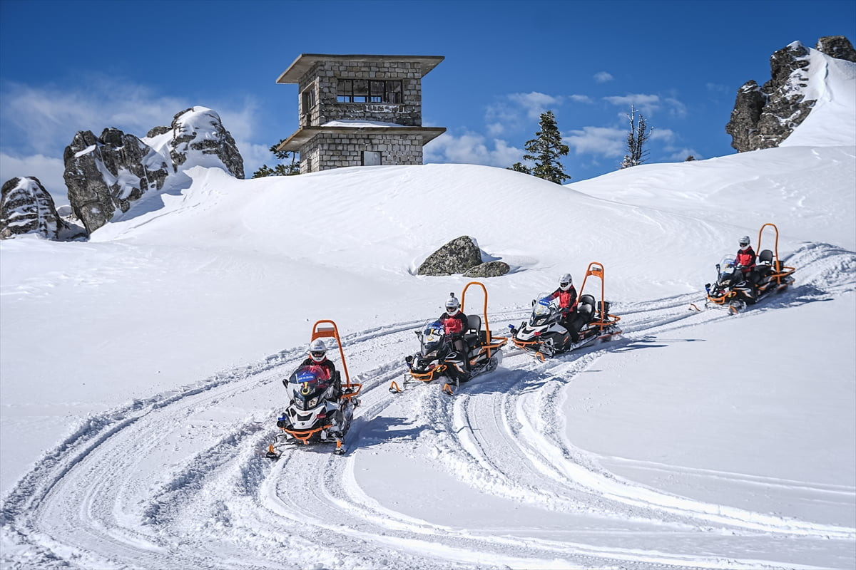 Türkiye'nin en önemli kayak ve kış turizmi merkezlerinden Uludağ'daki Jandarma Arama Kurtarma...