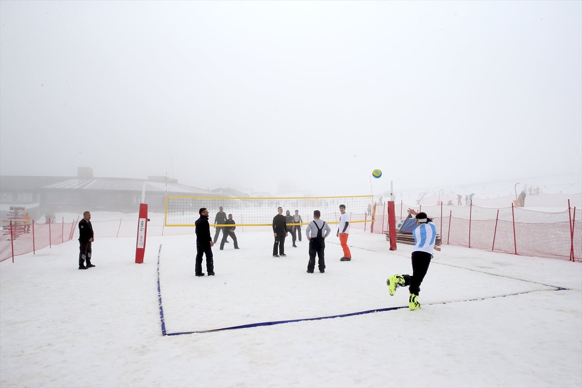 Türkiye'nin en önemli kış sporları ve turizm merkezlerinden Erciyes Dağı, bu yıl Ramazan...