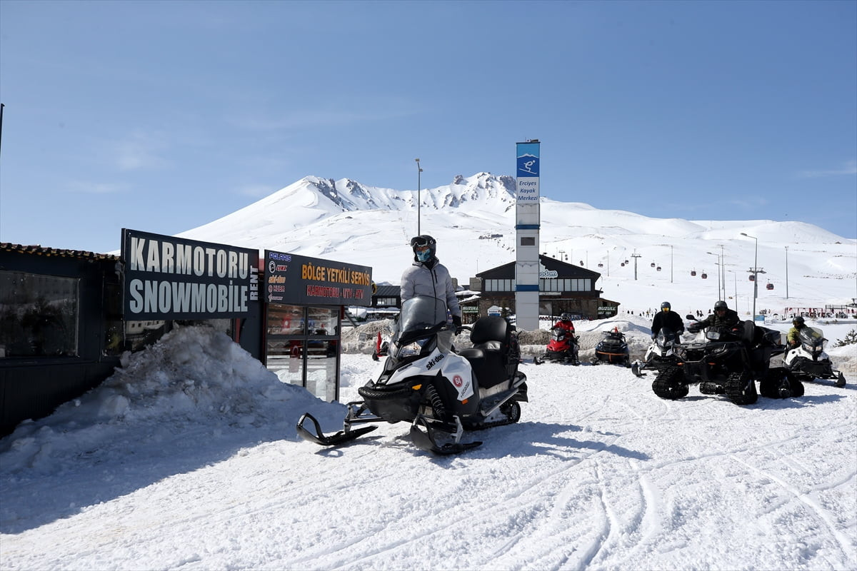 Türkiye'nin en önemli kış sporları ve turizm merkezlerinden Erciyes Dağı'na gelen ziyaretçiler...