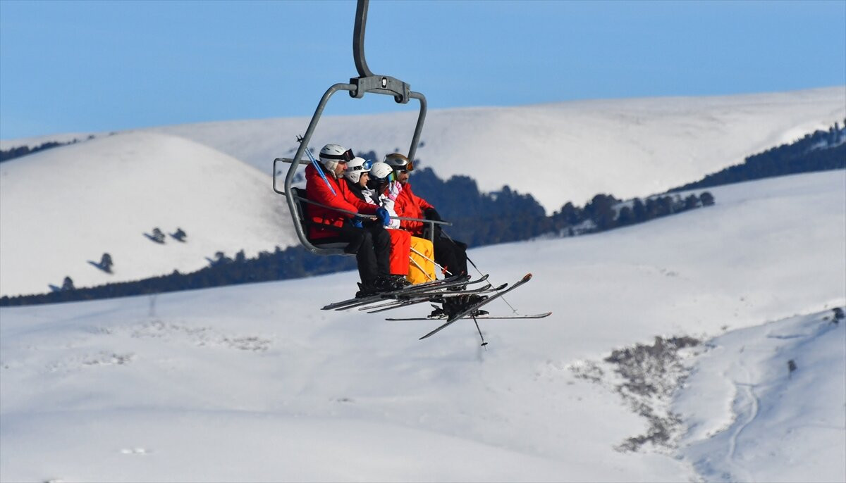 Türkiye'nin en önemli kış turizm merkezlerinden Sarıkamış Kayak Merkezi'nde vatandaşlar kayak...