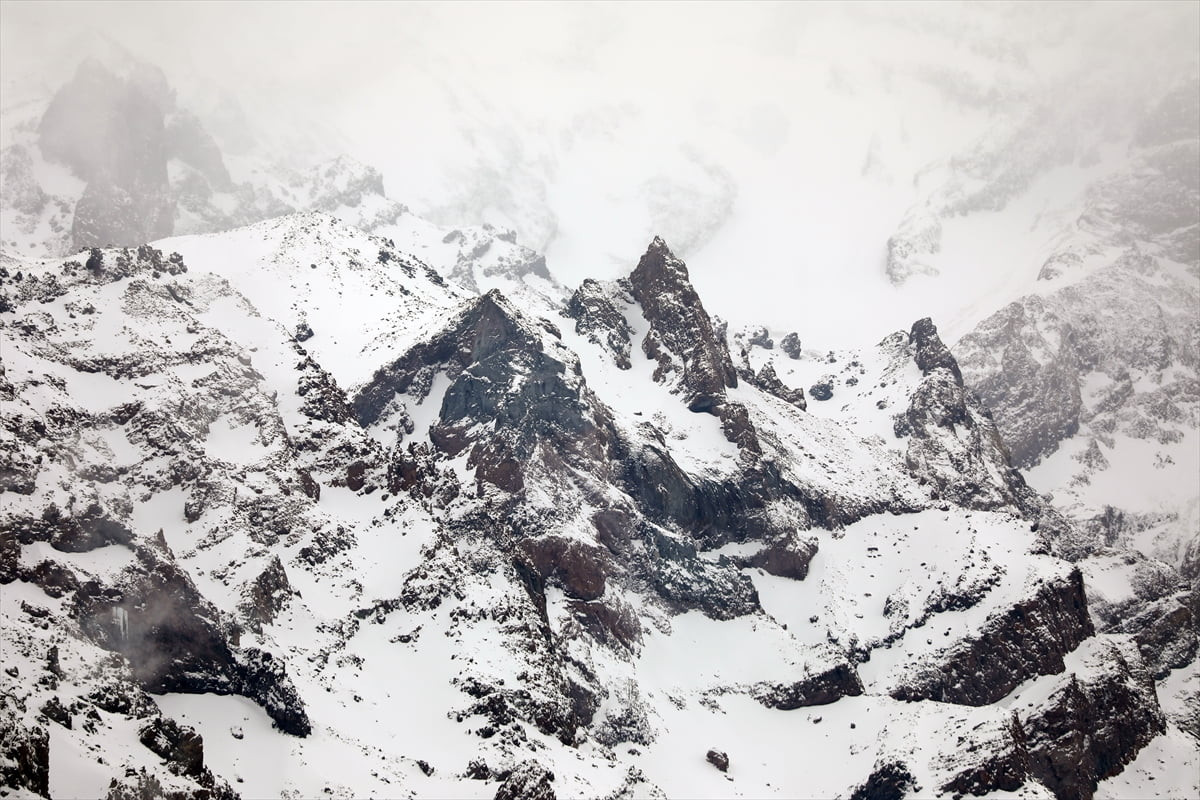 Türkiye'nin en yüksek noktası 5 bin 137 metre rakımlı Ağrı Dağı'nın kuzeyinde bulunan Cehennem...