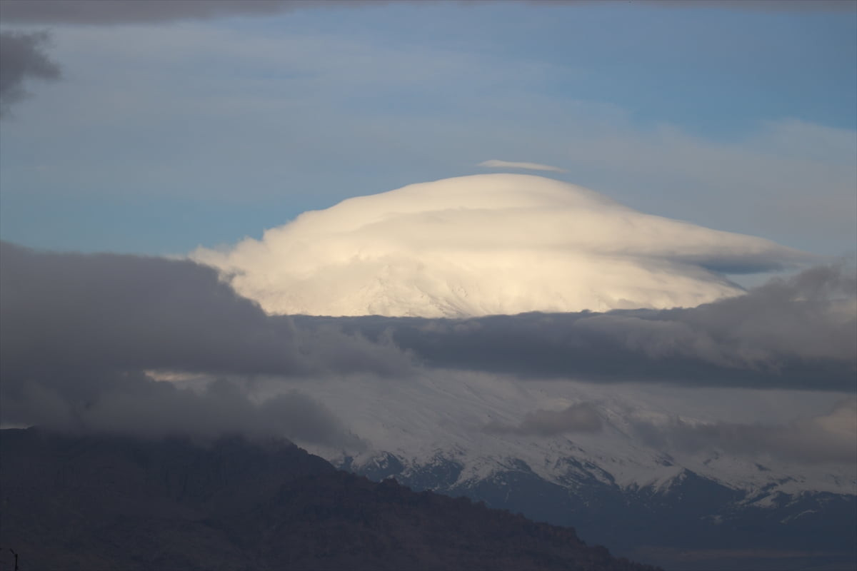 Türkiye'nin en yüksek noktası Ağrı Dağı'nın zirvesinde mercek bulutu oluştu.