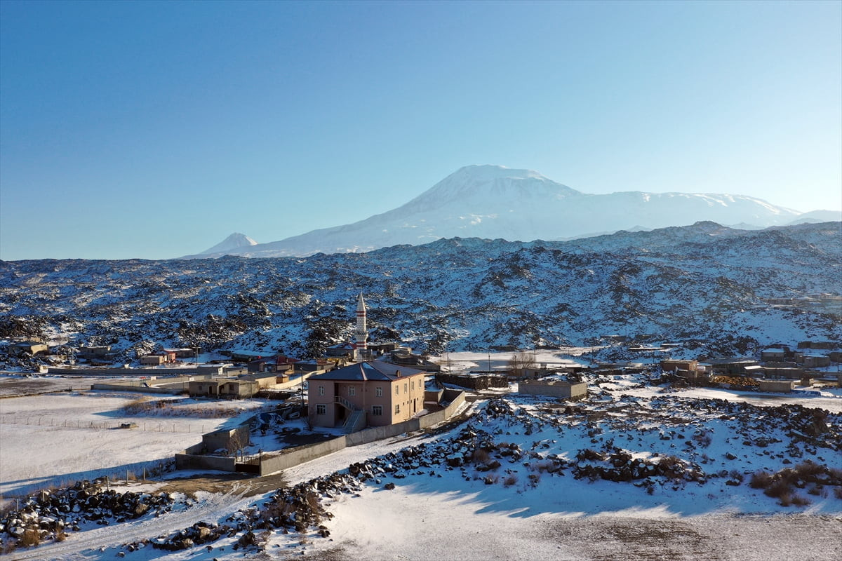 Türkiye'nin en yüksek noktası olan 5 bin 137 metre rakımlı Ağrı Dağı'nın kuzey eteklerindeki...