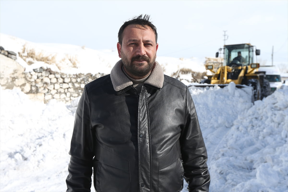 Türkiye'nin en yüksek rakımlı iller arasında yer alan Kars'ta, İl Özel İdaresi ekipleri kar...