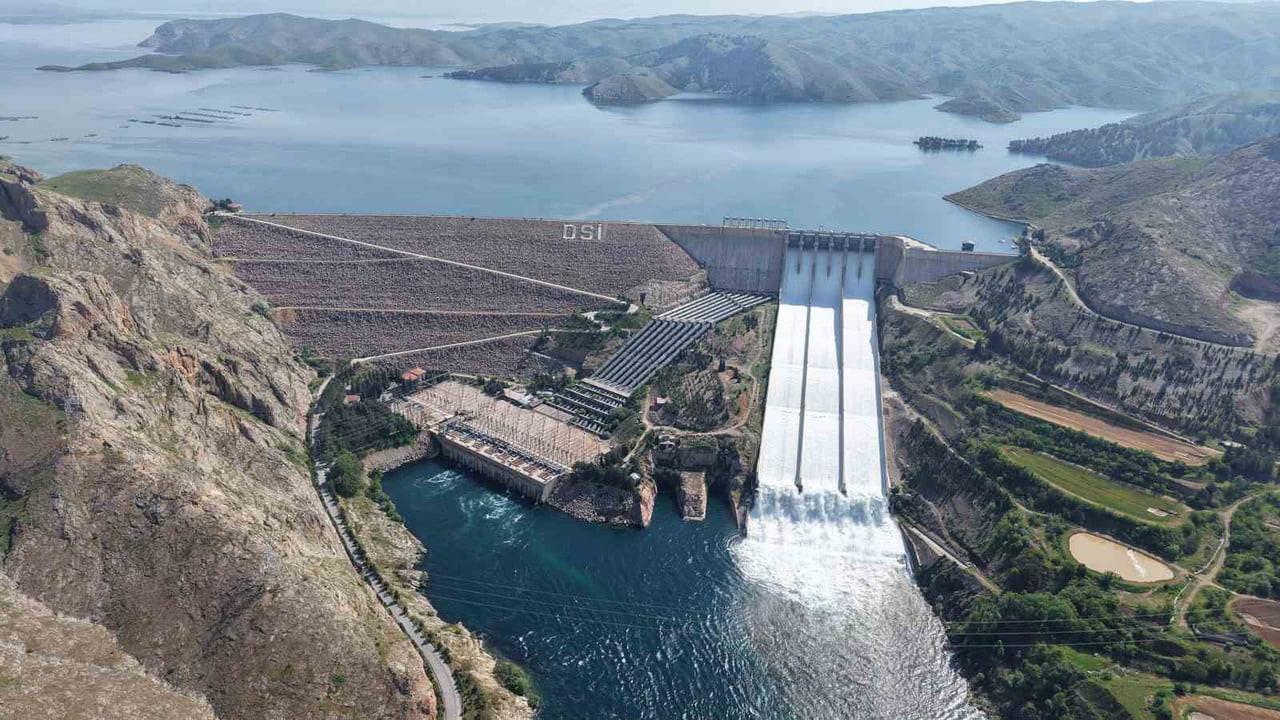 TÜRKİYE'NİN ENERJİ İHTİYACININ KARIŞLANMASI İÇİN 52 YIL ÖNCE KURULAN KEBAN BARAJ GÖLÜ'NDE SU...