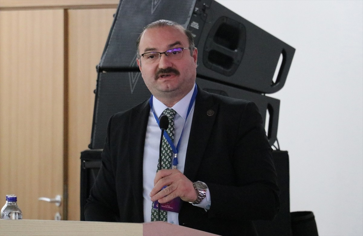 Türkiye'nin farklı illerinden gelen tıp öğrencilerinin katılımıyla Erzurum'da düzenlenen Acil Tıp...