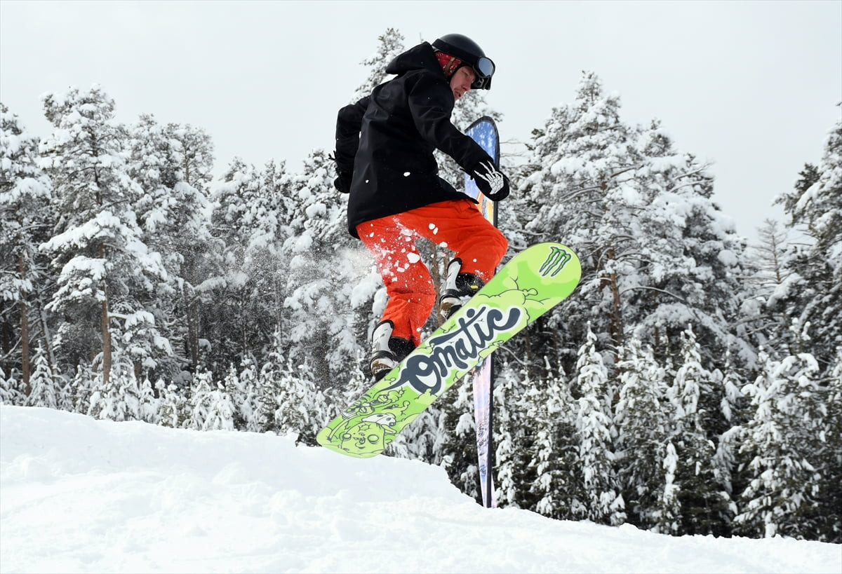 Türkiye'nin farklı illerinden snowboard tutkunları, Sarıkamış Kayak Merkezi'nde gösteri yaptı....