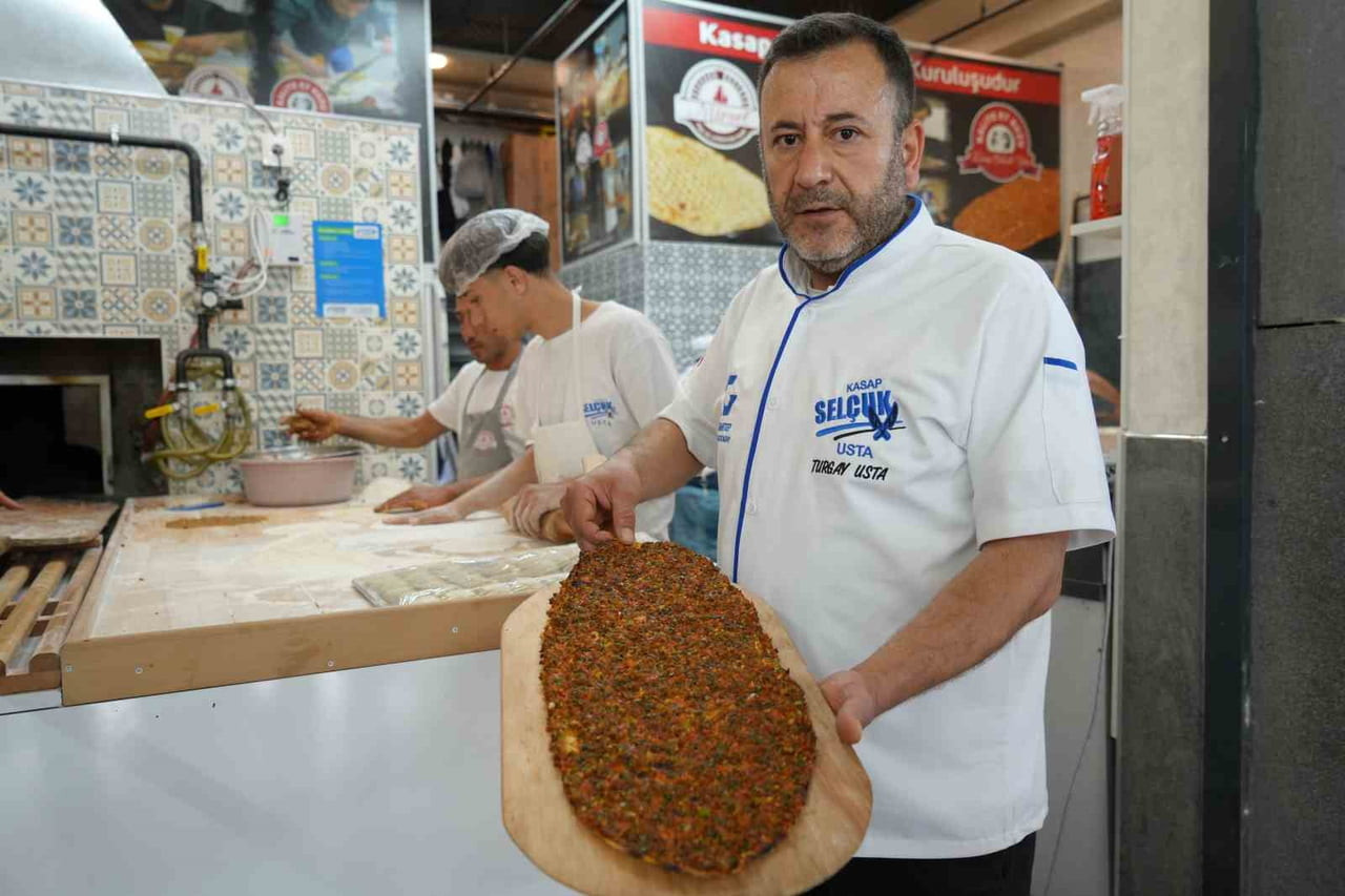 TÜRKİYE'NİN FARKLI ŞEHİRLERİNDE DE YAPILAN LAHMACUNUN ORİJİNALİNİN GAZİANTEP'E AİT OLDUĞUNU...