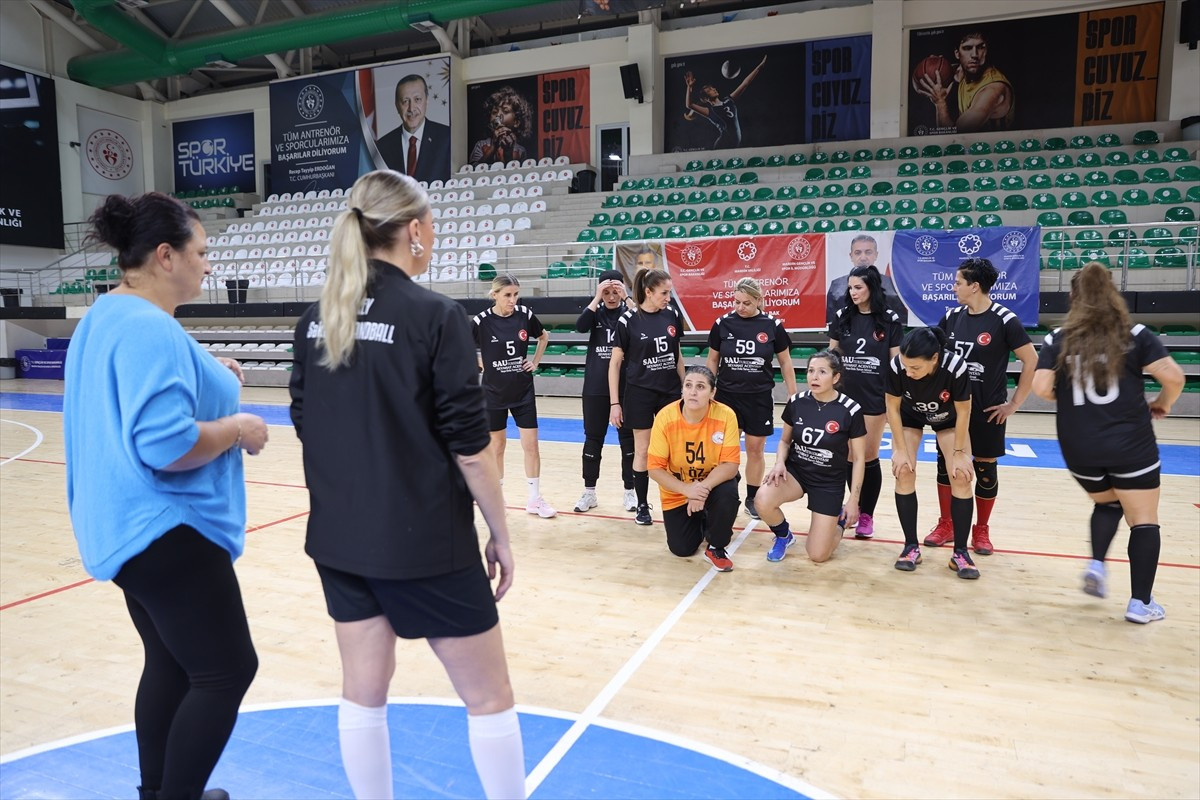 Türkiye'nin farklı şehirlerinde oluşturulan veteran kadın hentbol takımları il il gezip dostluk...