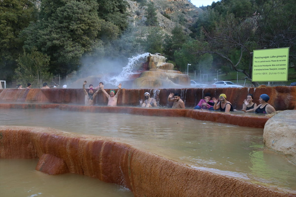 Türkiye'nin her mevsim yerli ve yabancı turist ağırlayan turizm merkezlerinden Pamukkale, yarıyıl...