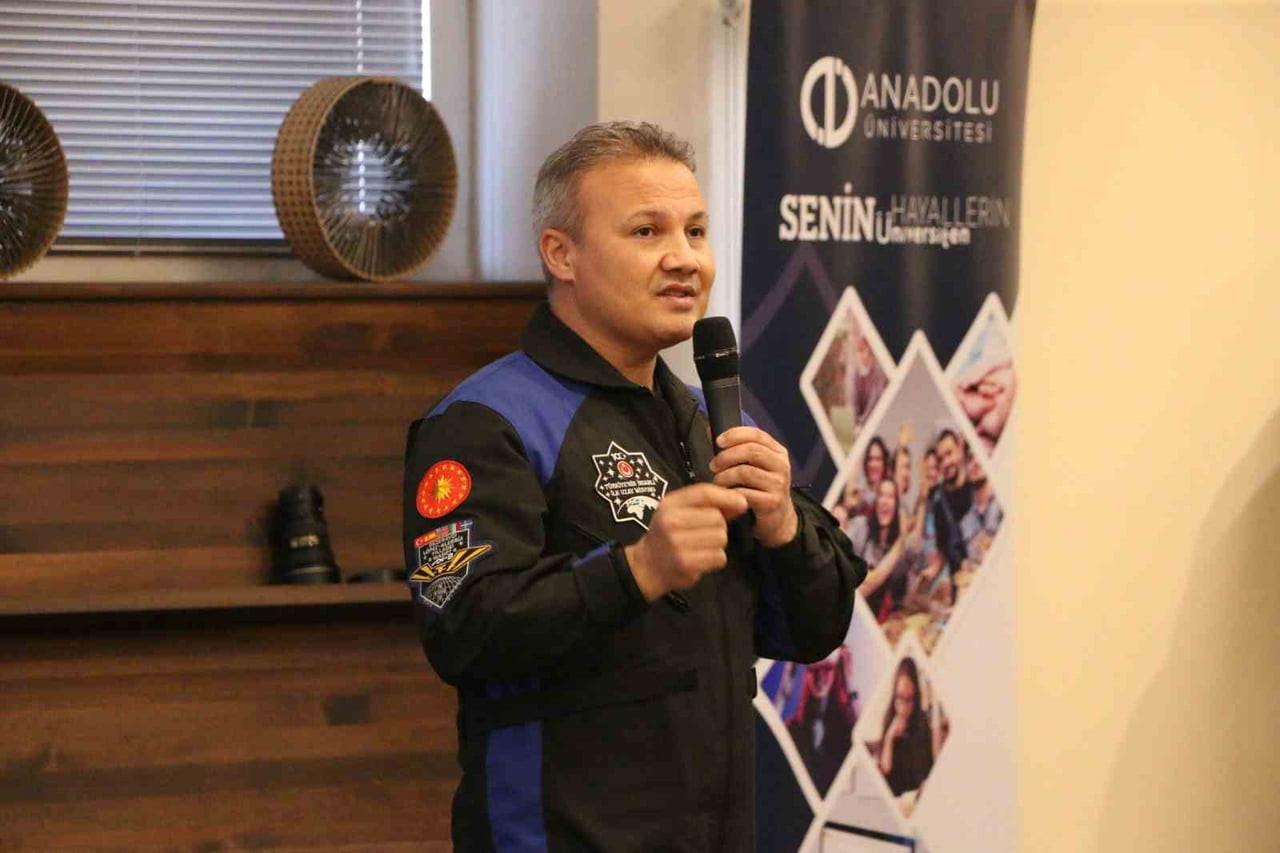 TÜRKİYE'NİN İLK ASTRONOTU ALPER GEZERAVCI, ESKİŞEHİR ANADOLU ÜNİVERSİTESİ'NDE DÜZENLENEN SÖYLEŞİDE...