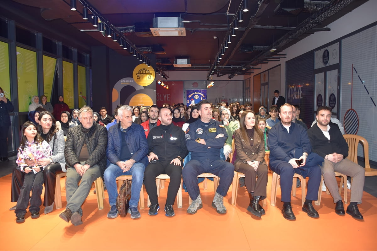 Türkiye'nin ilk deneysel test pilotu Murat Özpala (sağ 4), Trabzon Üniversitesi Bilim İletişimi...