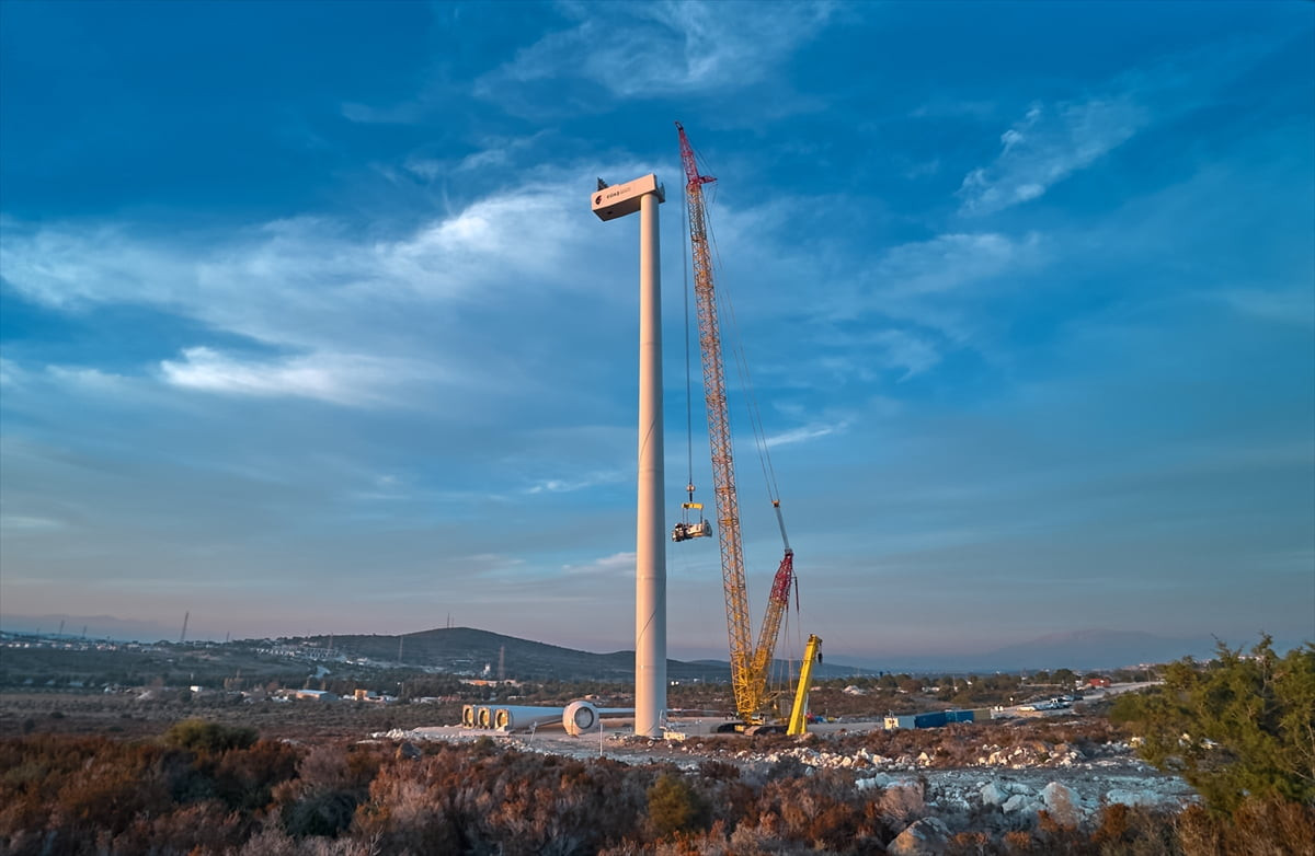 Türkiye'nin ilk rüzgar santrallerinden Alaçatı Rüzgar Enerjisi Santrali'nin (RES) ömrünü...