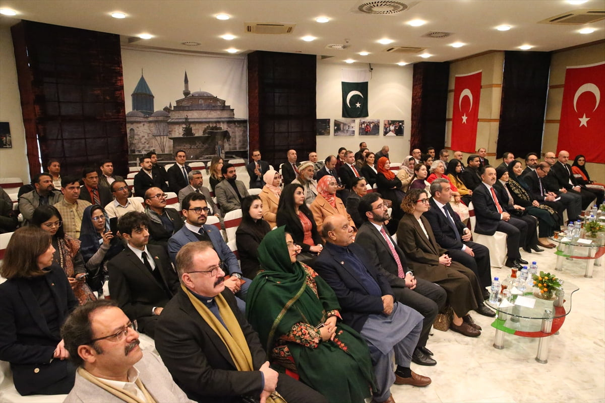 Türkiye'nin İslamabad Büyükelçiliği himayesinde Pakistan Ulusal Kitap Vakfı (NBF) ile Yunus Emre...