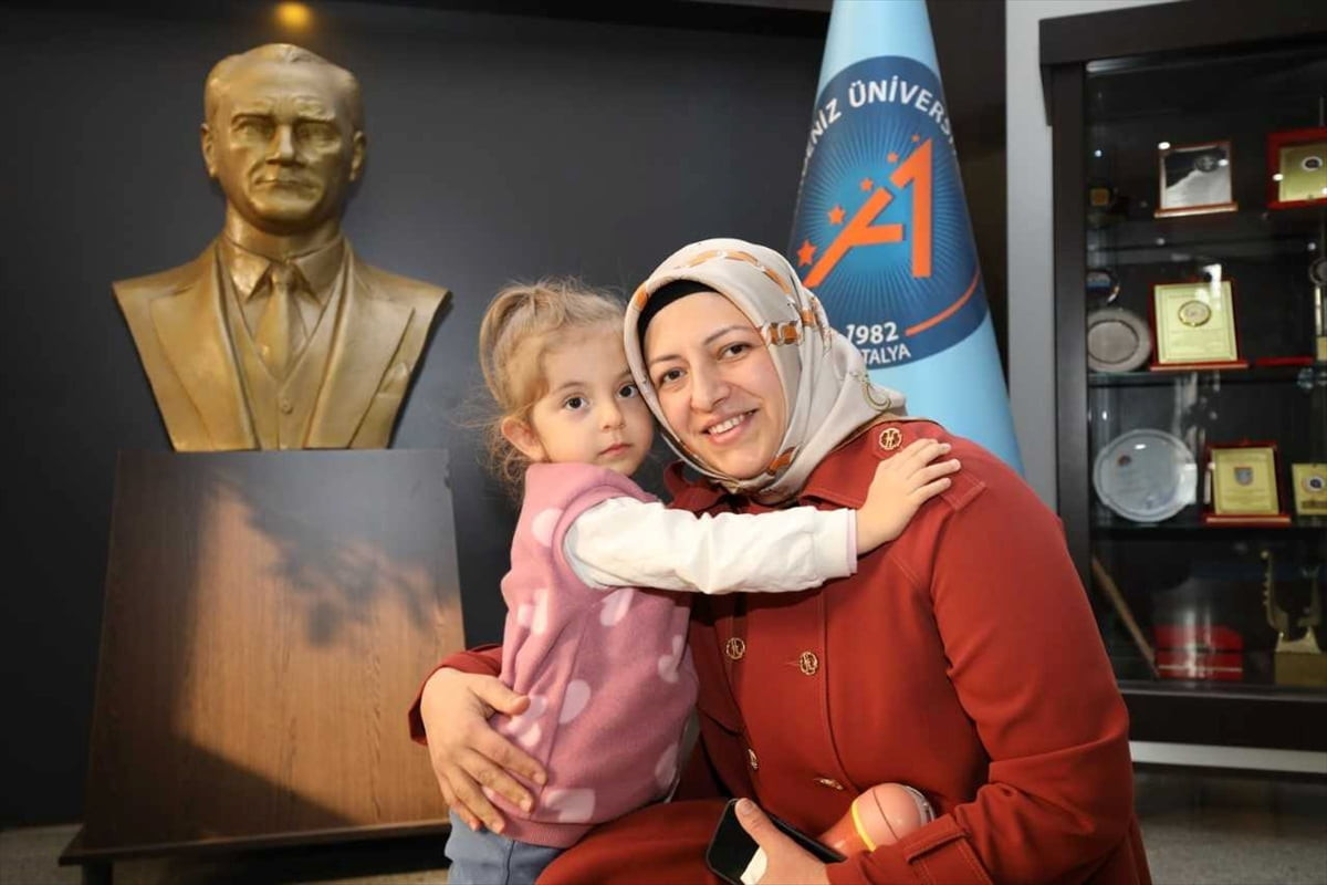 Türkiye'nin kadavradan ikinci rahim nakli hastası Havva Erdem (sağda), "Özlenen" adlı kızıyla...