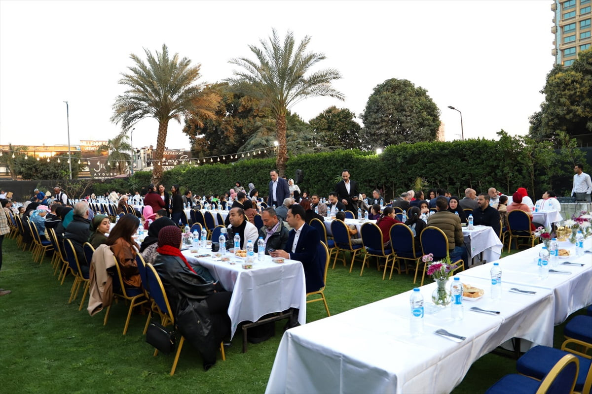 Türkiye'nin Kahire Büyükelçiliğinde, Mısırlı ailelerin katılımıyla iftar programı düzenlendi....