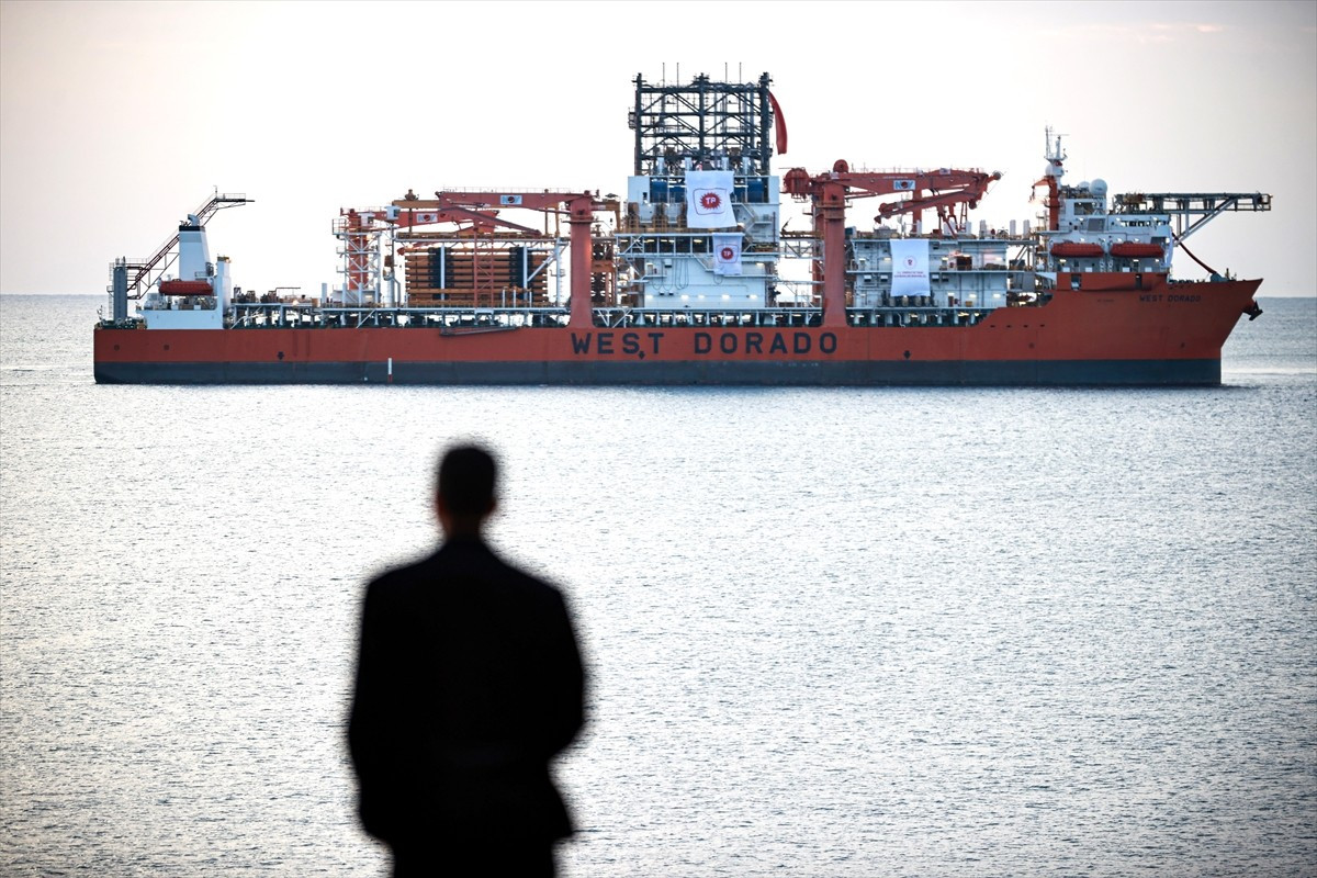 Türkiye'nin Karadeniz'de görev yapacak 6. derin deniz sondaj gemisi, Mersin'in Taşucu Limanı...