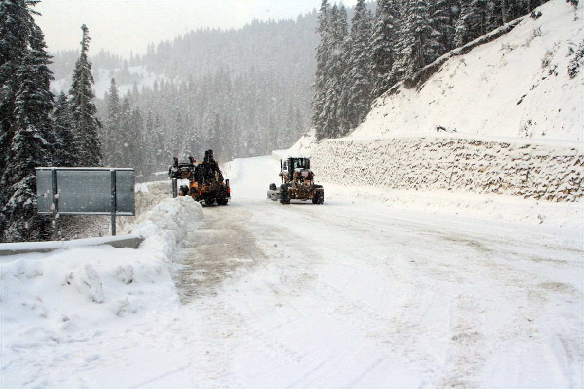 Türkiye'nin kayak ve kış turizmi merkezleri arasında yer alan Ilgaz Dağı'nda kar yağışı etkili...