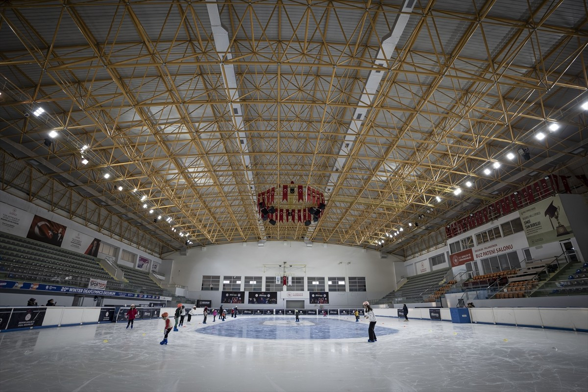 Türkiye'nin kış sporlarında öne çıkan kentlerinden Erzurum'daki buz salonları, çok sayıda spor...