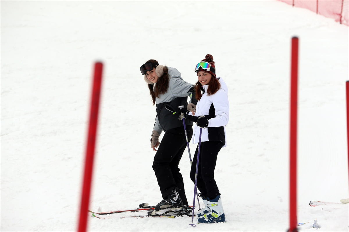 Türkiye'nin kış turizm merkezlerinden Ilgaz Dağı'nda bulunan Yurduntepe Kayak Merkezi'nde kayak...