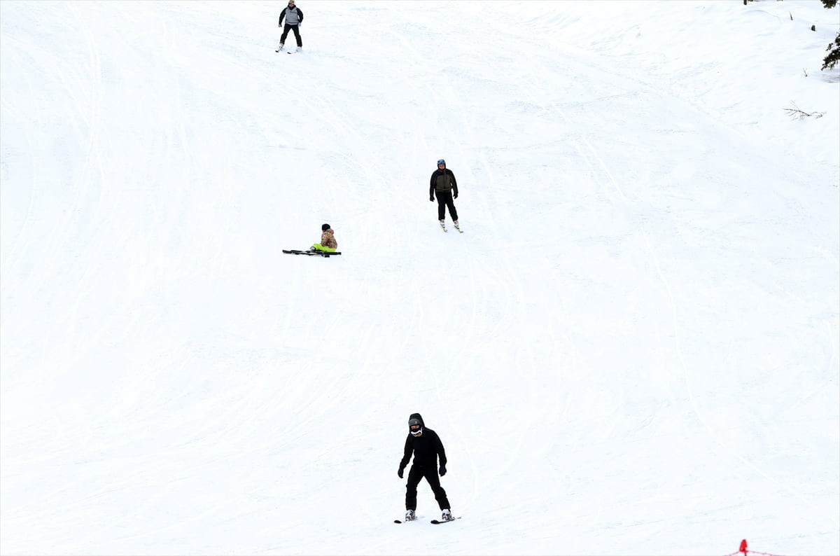 Türkiye'nin kış turizm merkezlerinden Ilgaz Dağı'ndaki Yurduntepe Kayak Merkezi'nde Ramazan...
