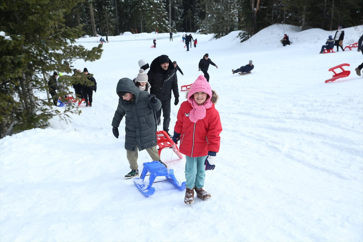 Türkiye'nin kış turizm merkezlerinden Ilgaz Dağı'ndaki Yurduntepe Kayak Merkezi'nde yarıyıl tatili...